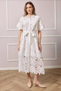 Vestido branco clássico com barra floral, manga curta, com faixa na cintura — So Sweet CR-632