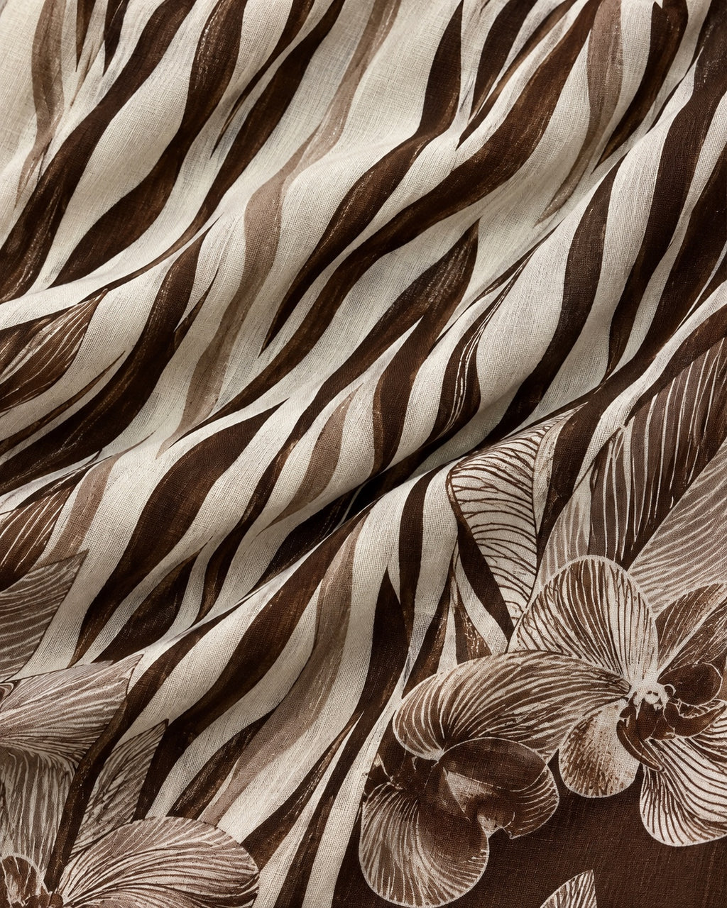 Detalhe do tecido: animal print tipo zebra em castanho e taupe sobre fundo cru, em viscose e linho