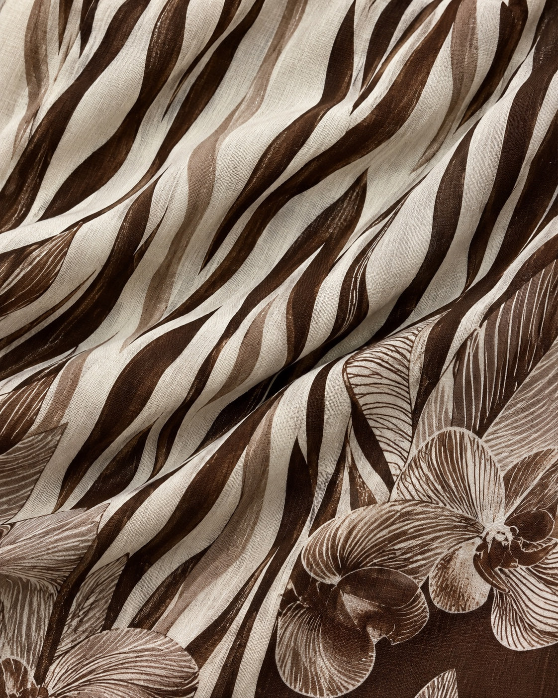 Detalhe do tecido: animal print tipo zebra em castanho e taupe sobre fundo cru, em viscose e linho