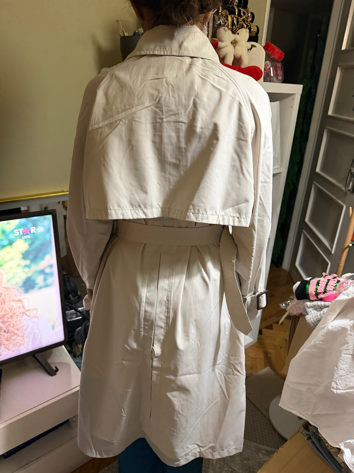 Gabardina longa creme com pala traseira vista de costas