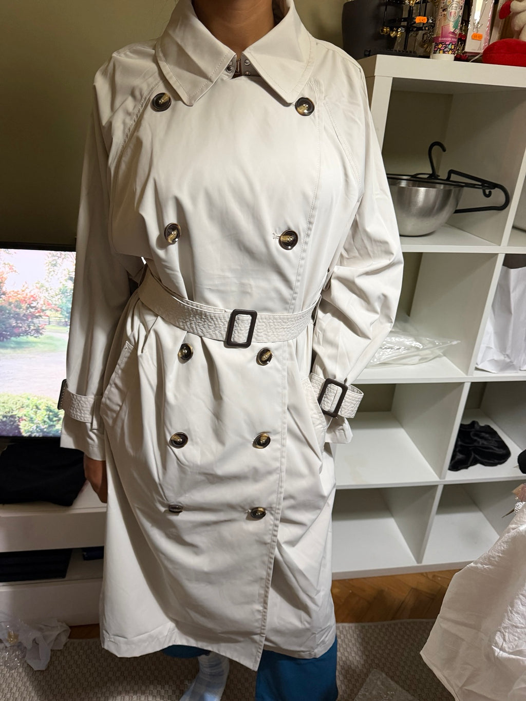 Gabardina longa creme com cinto vista de frente no corpo