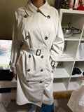 Gabardina longa creme com cinto vista de frente no corpo
