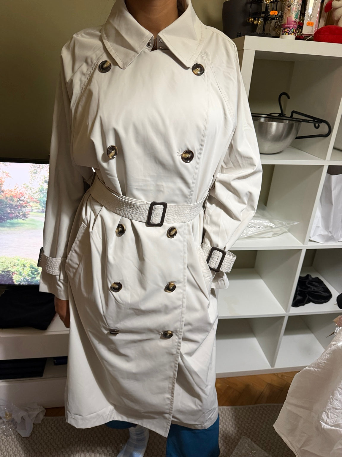 Gabardina longa creme com cinto vista de frente no corpo