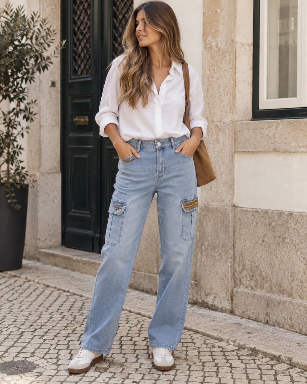 Calças cargo em ganga azul-clara com camisa branca leve e ténis, look casual de dia quente