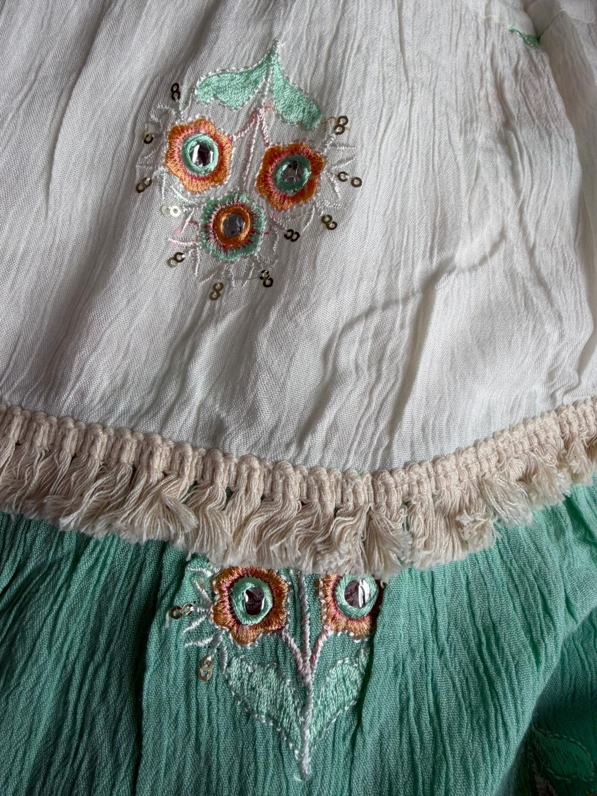Vestido Boho Bordado Verde Agua - detalhe barra verde agua com bordado e franja
