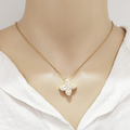 Colar Dourado com Pendente Flor de Cristais em Aço Inoxidável