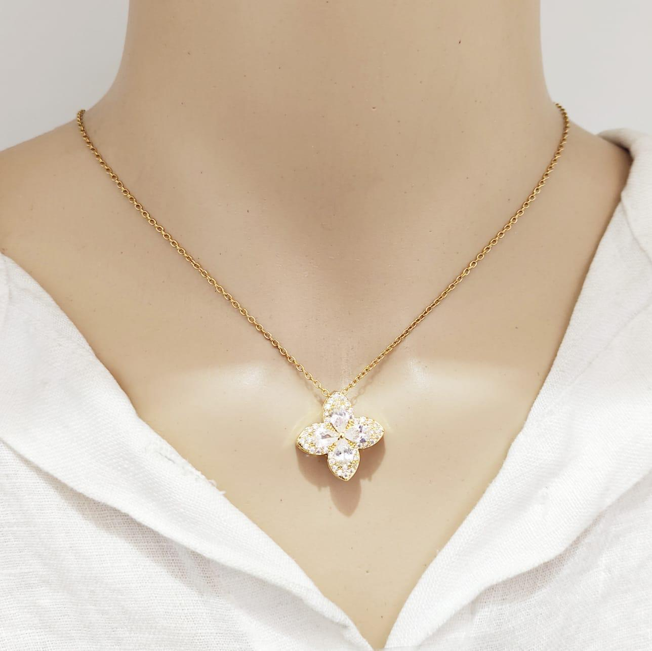 Colar Dourado com Pendente Flor de Cristais em Aço Inoxidável