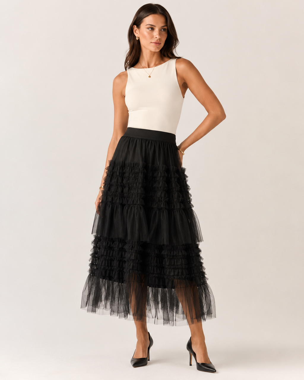 Modelo vestindo saia midi de tule trabalhado preta Golden Days Paris