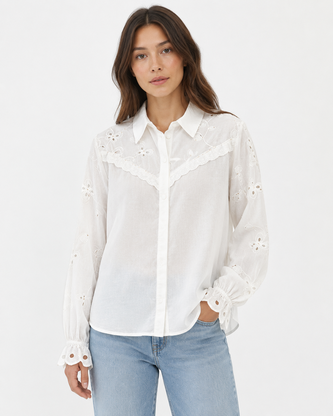 Modelo a usar camisa branca APM6 com bordado inglês floral vazado, pala em V e manga com acabamento borboleta/flor