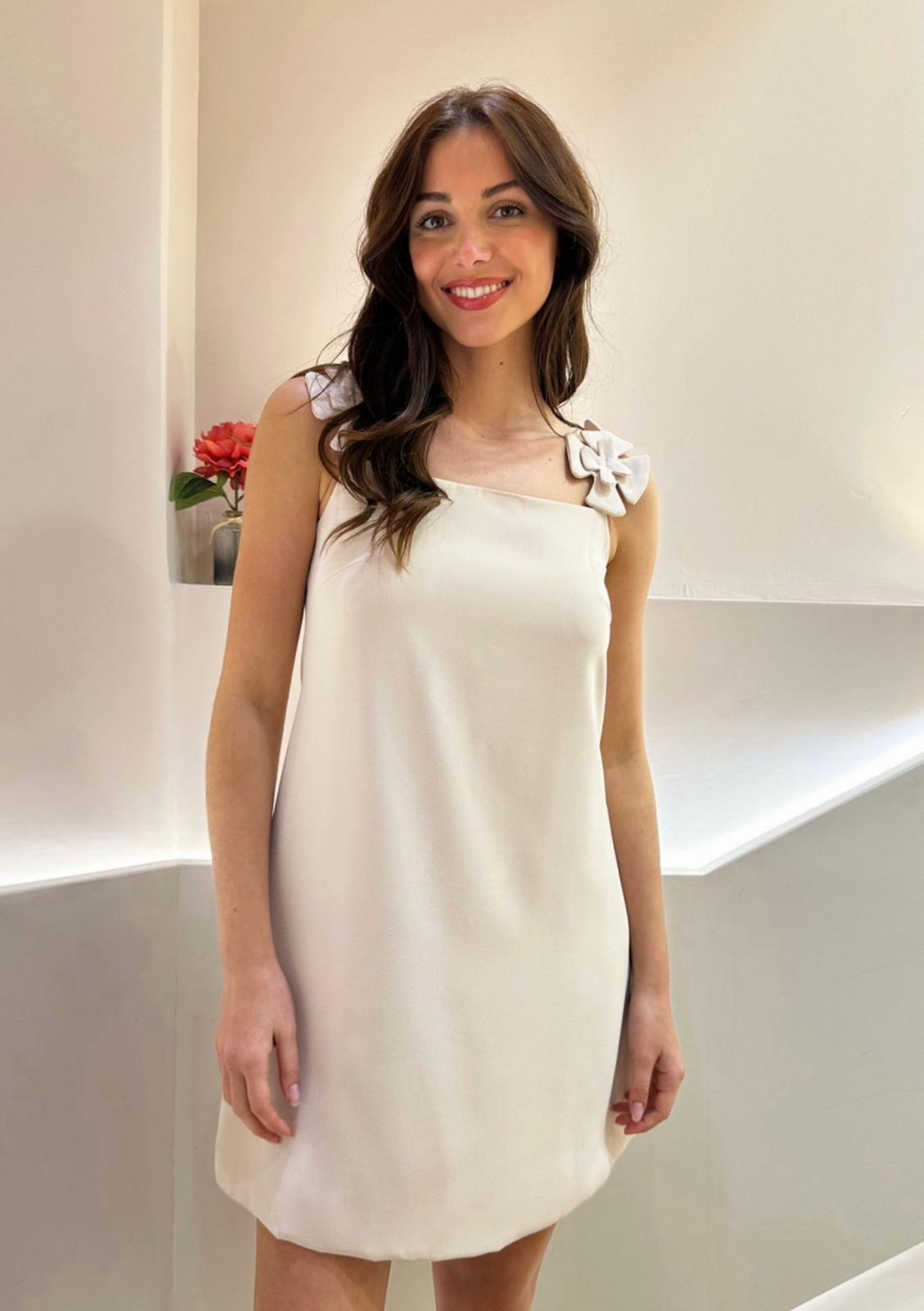 Mini Vestido Branco com Flores 3D nas Alças - modelo