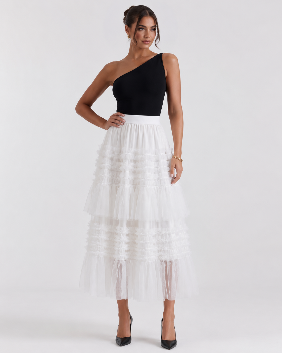 Modelo vestindo saia midi de tule trabalhado branca Golden Days Paris