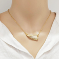 Colar Dourado com Pendente Coração Cravejado de Zirconias em Aço Inoxidável