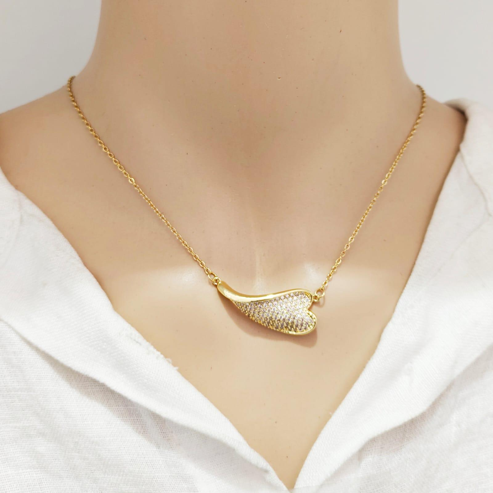 Colar Dourado com Pendente Coração Cravejado de Zirconias em Aço Inoxidável