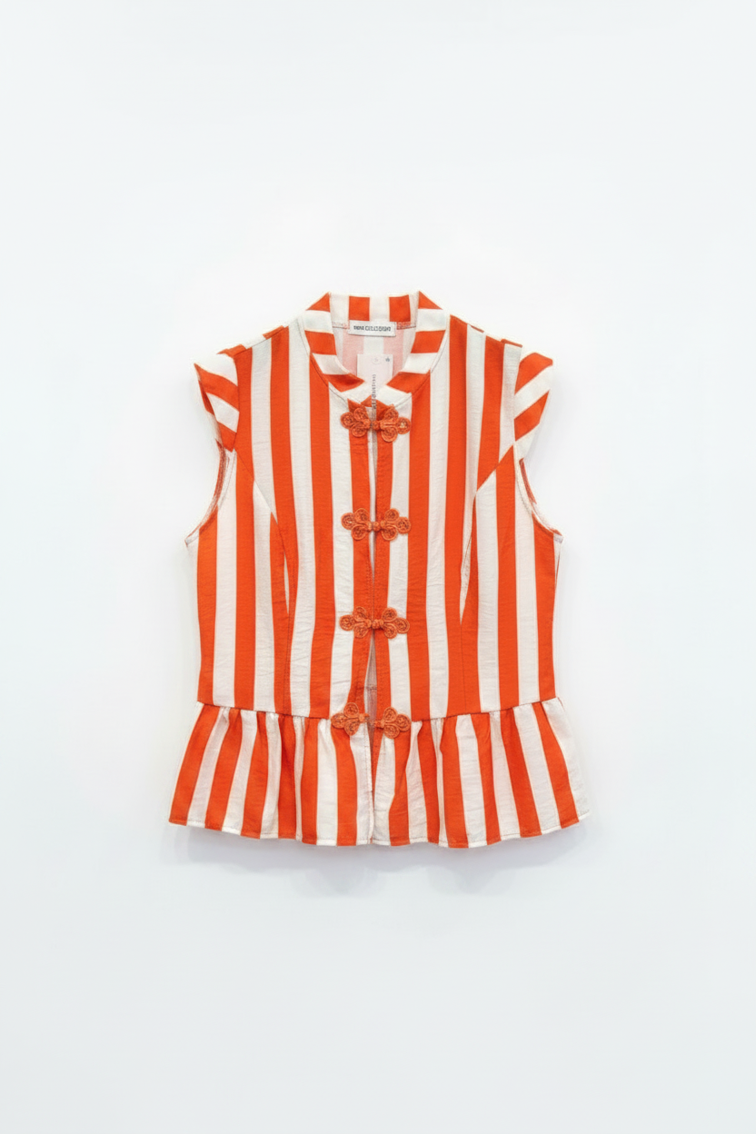 Colete feminino sem mangas listrado off-white e laranja com fechos decorativos frontais e barra peplum franzida