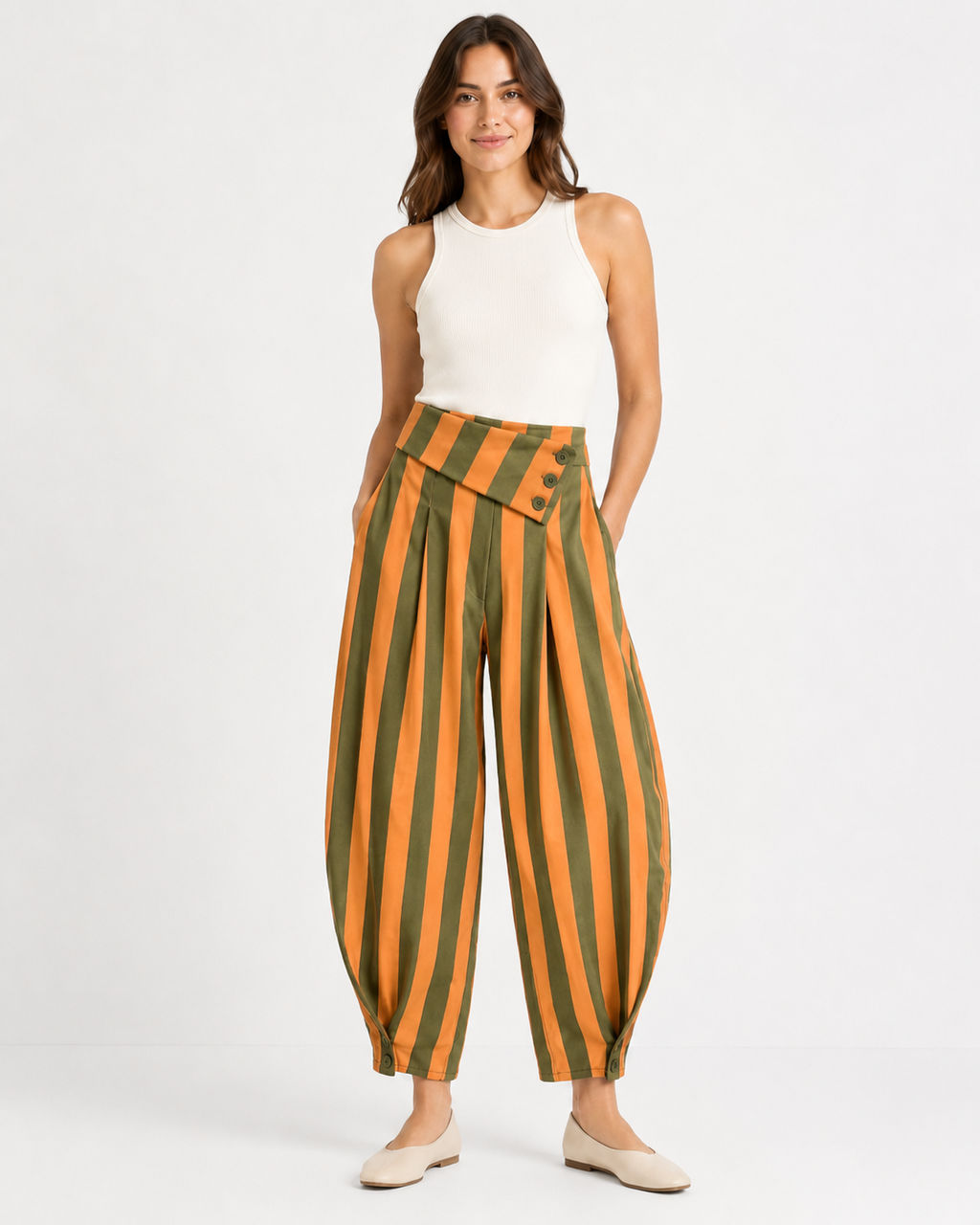 Modelo vestindo calça balloon às riscas laranja e verde em algodão