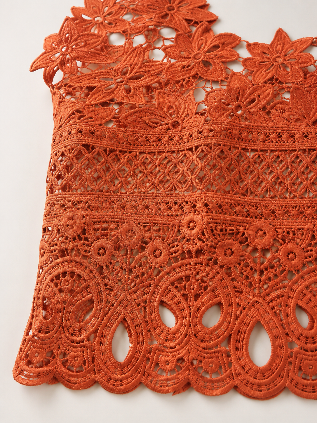 Top Cropped de Renda Floral Elsa.M - Branco modelo