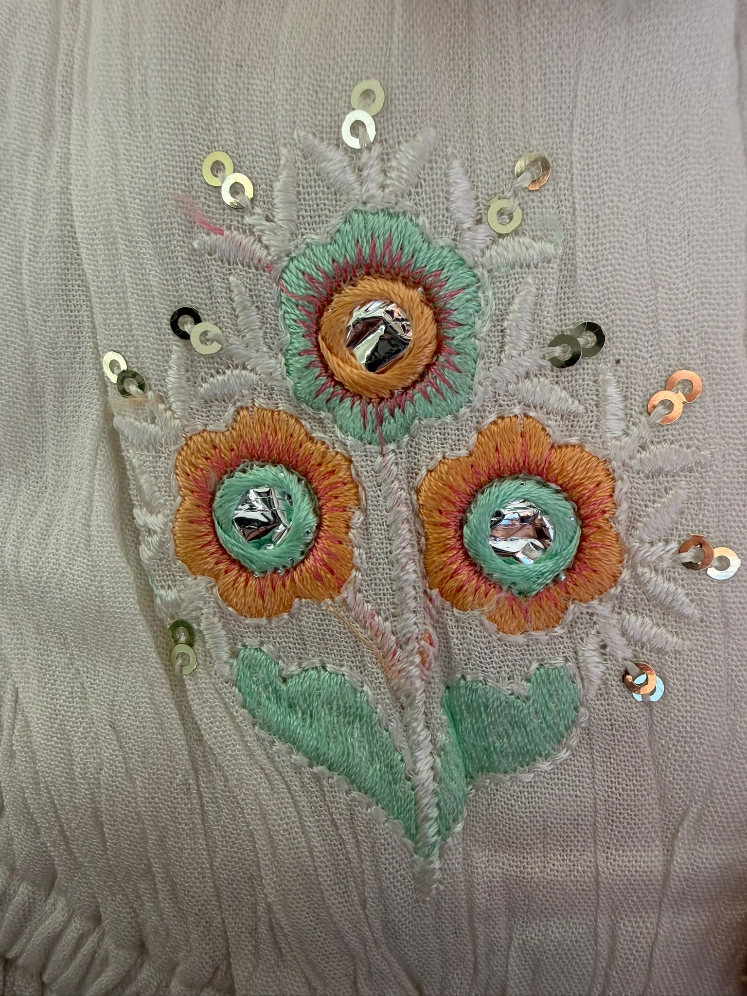 Vestido Boho Bordado Verde Agua - detalhe bordado floral com lantejoulas
