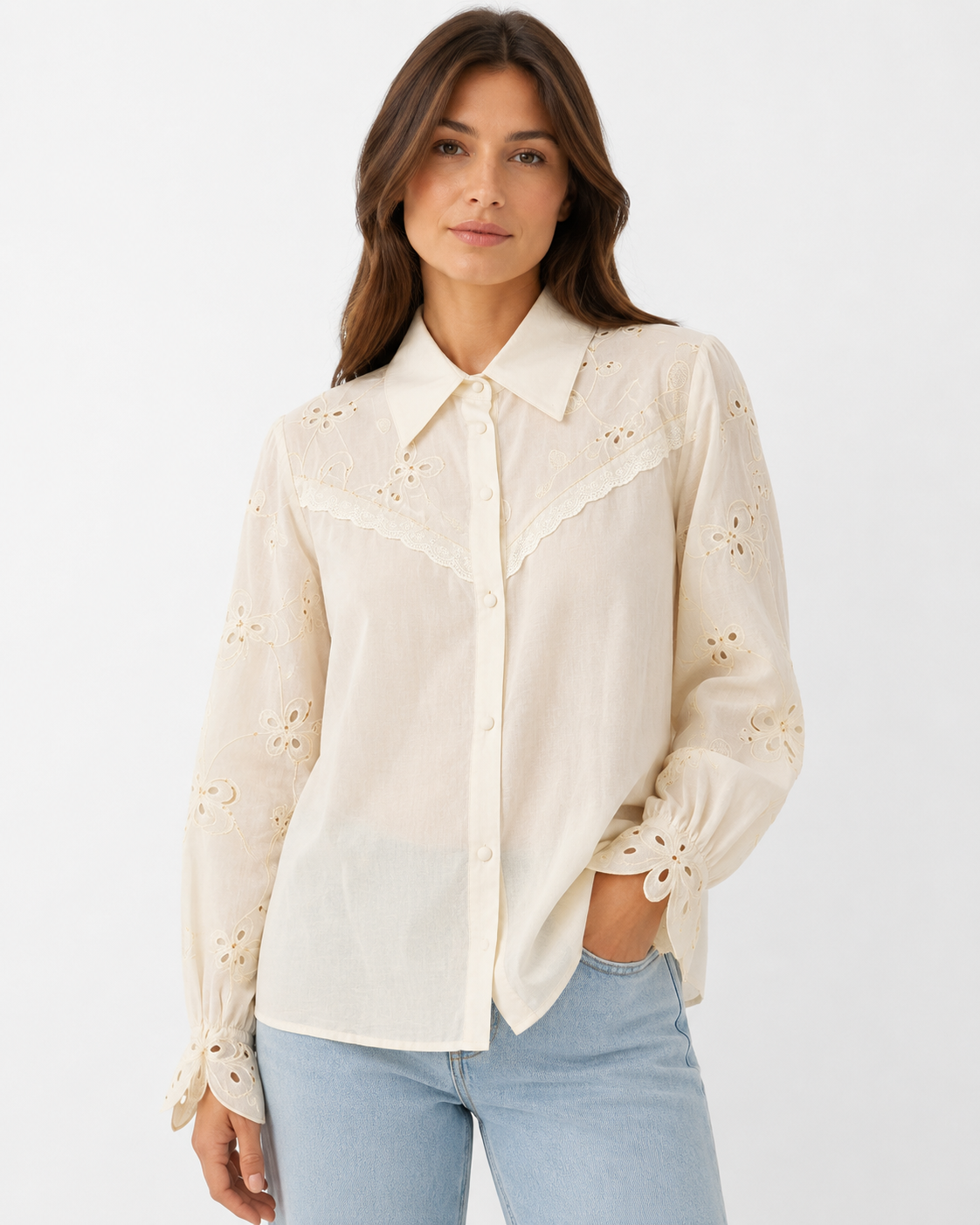 Modelo a usar camisa creme off-white APM6 com bordado inglês e detalhe em V