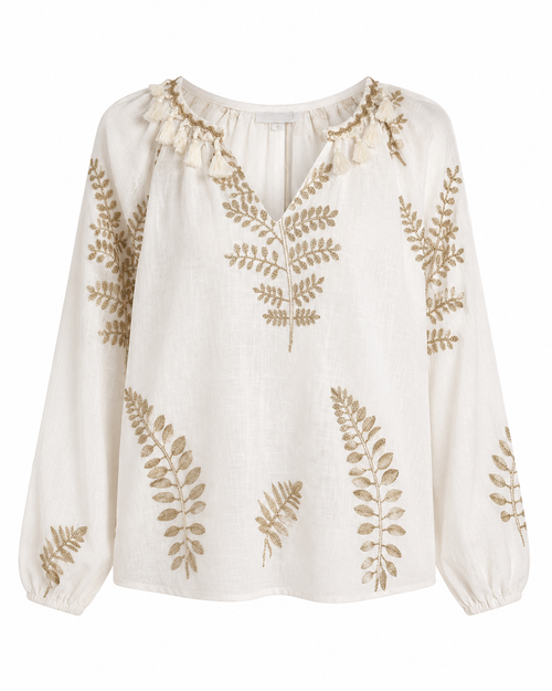 Blusa cru em tecido leve com bordado dourado de folhas e pompons na gola, vista de frente