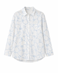 Camisa branca com bordado floral azul celeste, manga comprida e botões frontais