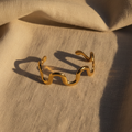 Bracelete Rígida Dourada Ondulada