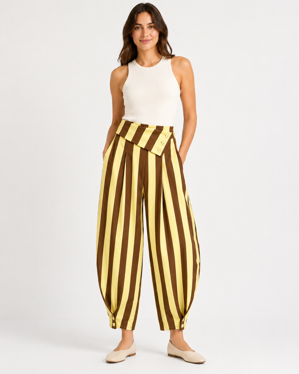 Modelo vestindo calça balloon às riscas amarelo e castanho em algodão