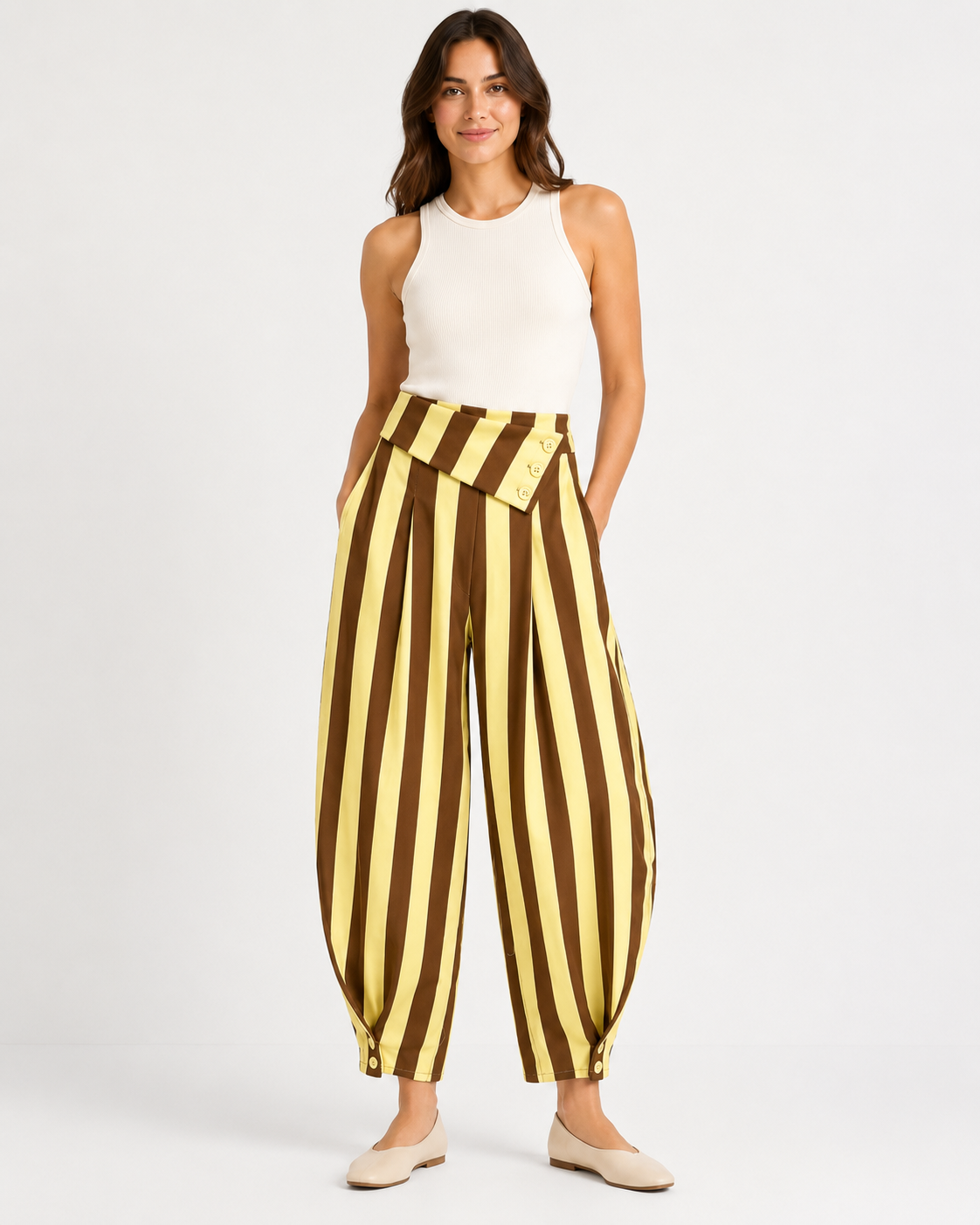 Modelo vestindo calça balloon às riscas amarelo e castanho em algodão