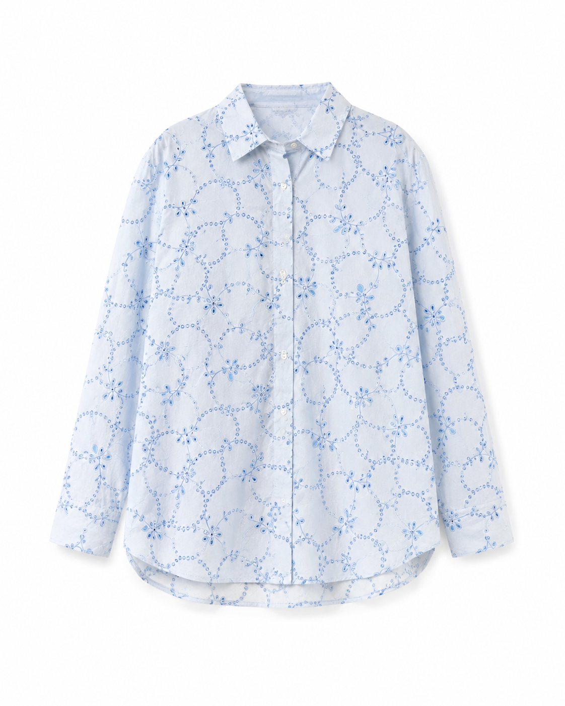 Camisa azul claro com bordado floral azul, botões frontais e manga comprida