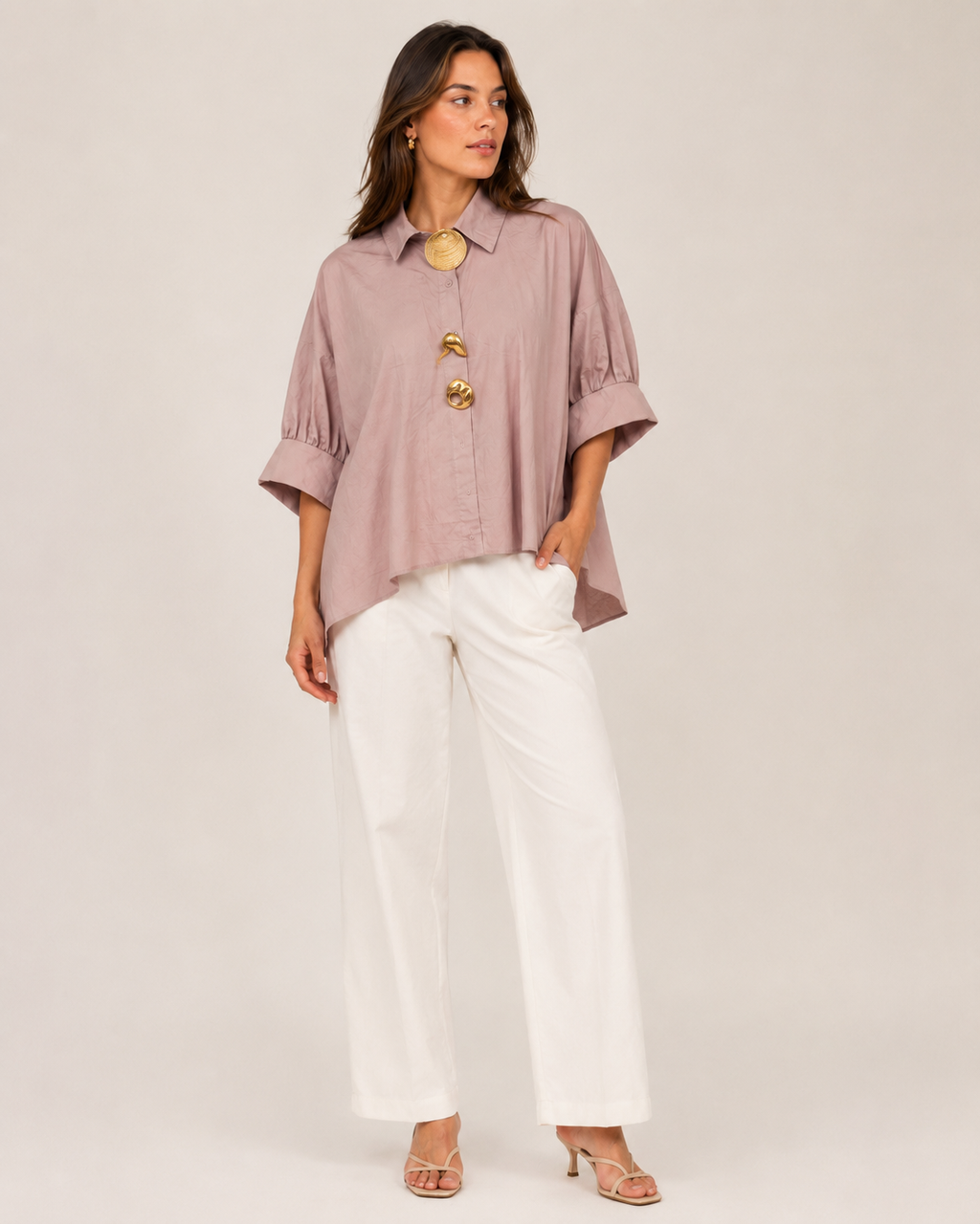 Camisa oversized rosa velho Hermia Collection com adornos dourados vista de frente