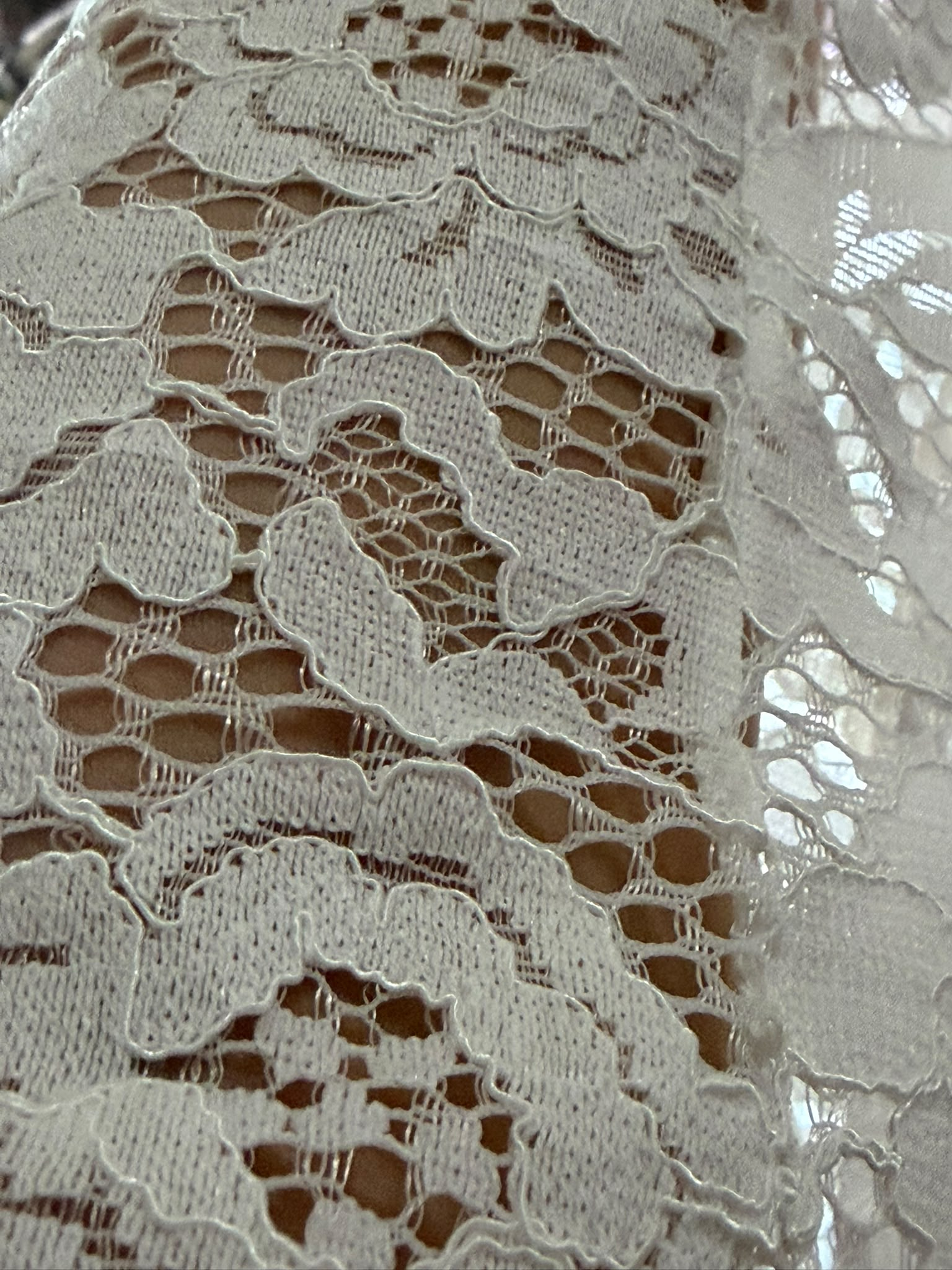 Detalhe da renda floral do colete H13329 — textura e transparência natural