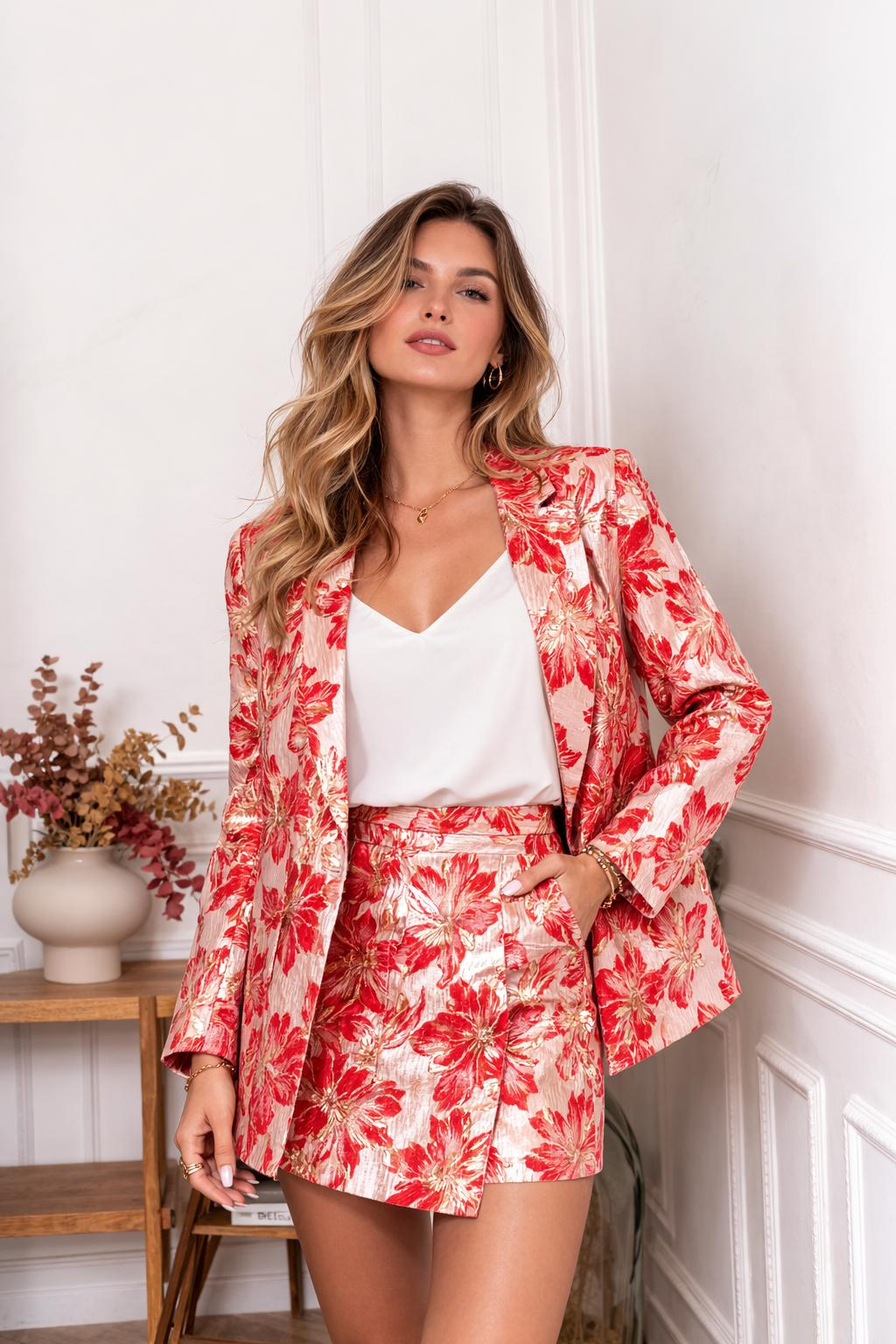 Conjunto Jacquard Coral — modelo com blazer e saia