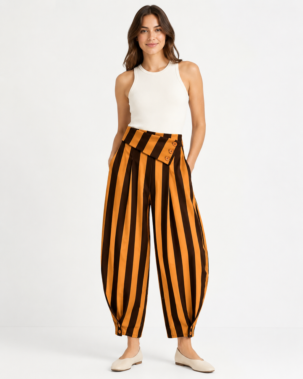 Modelo vestindo calça balloon às riscas laranja e castanho em algodão