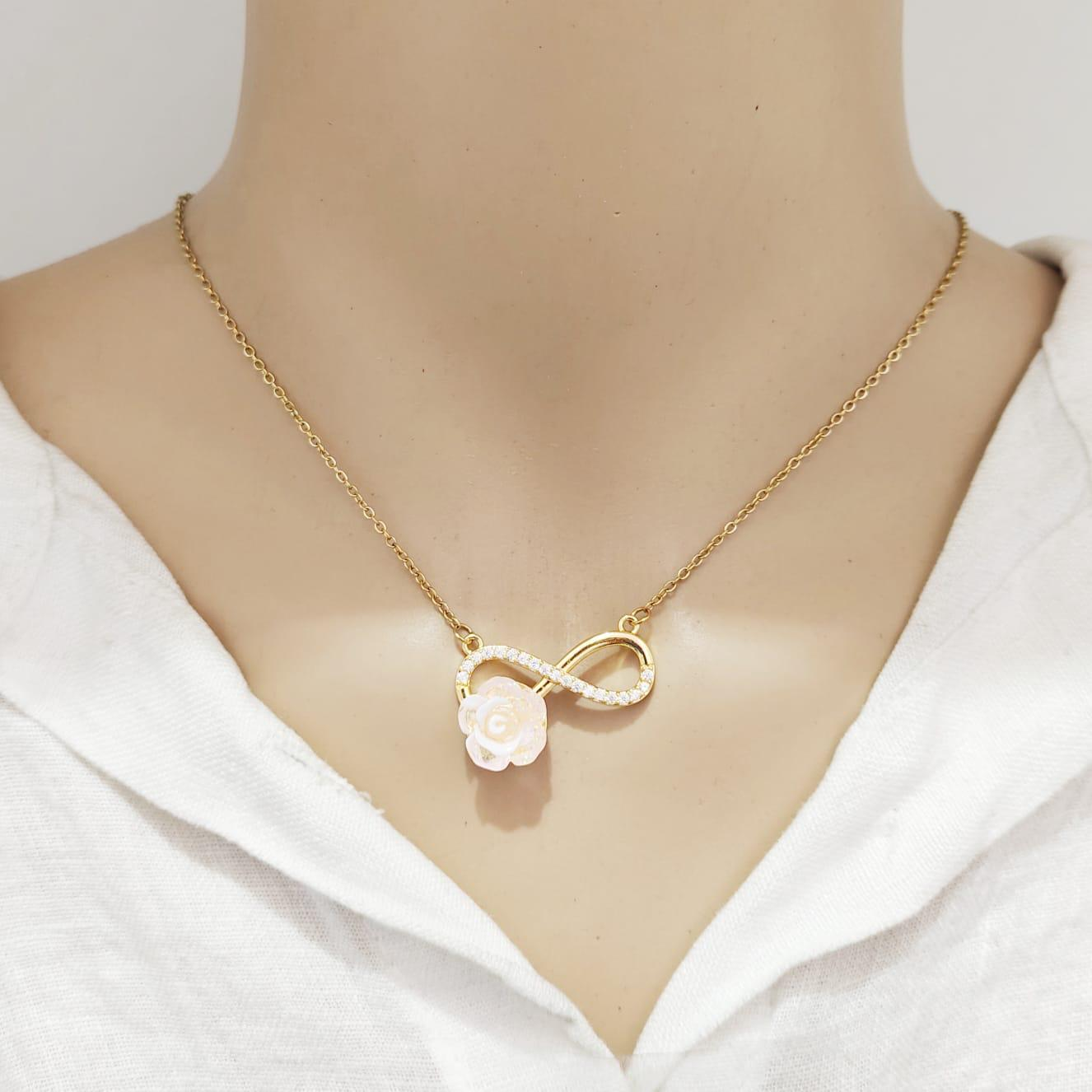 Colar Dourado Infinito com Rosa e Cristais em Aço Inoxidável