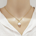 Colar Snake Dourado com Pendente de Pérola em Aço Inoxidável