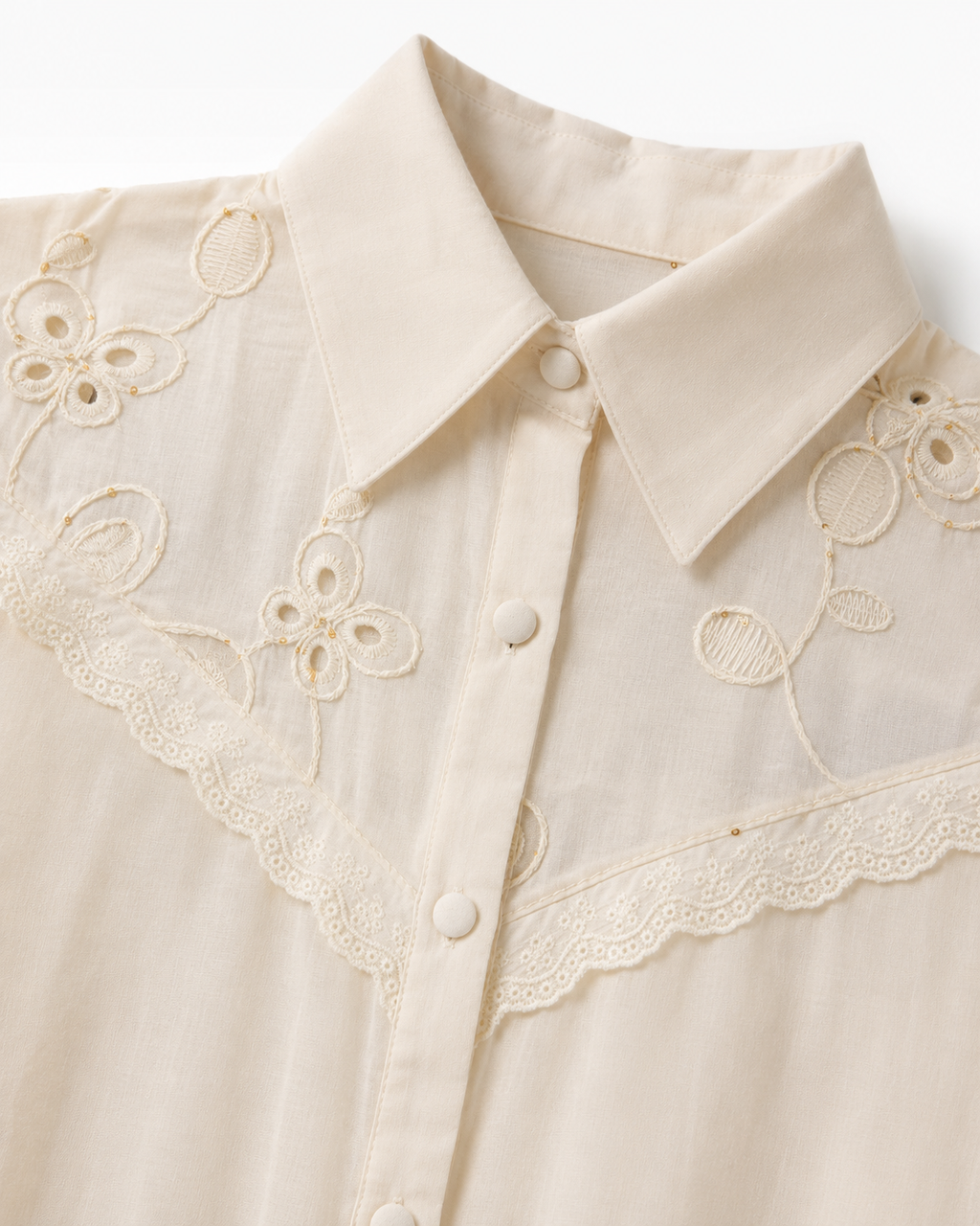Detalhe do bordado inglês floral em algodão da camisa APM6