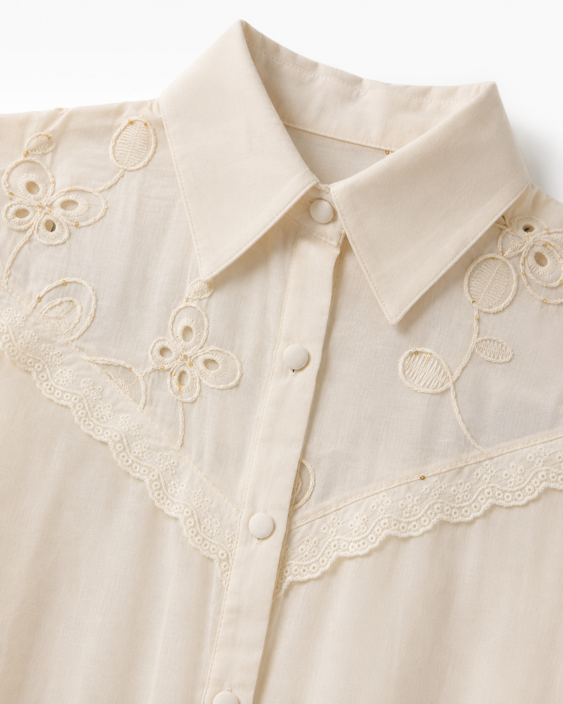 Detalhe do bordado inglês floral em algodão da camisa APM6
