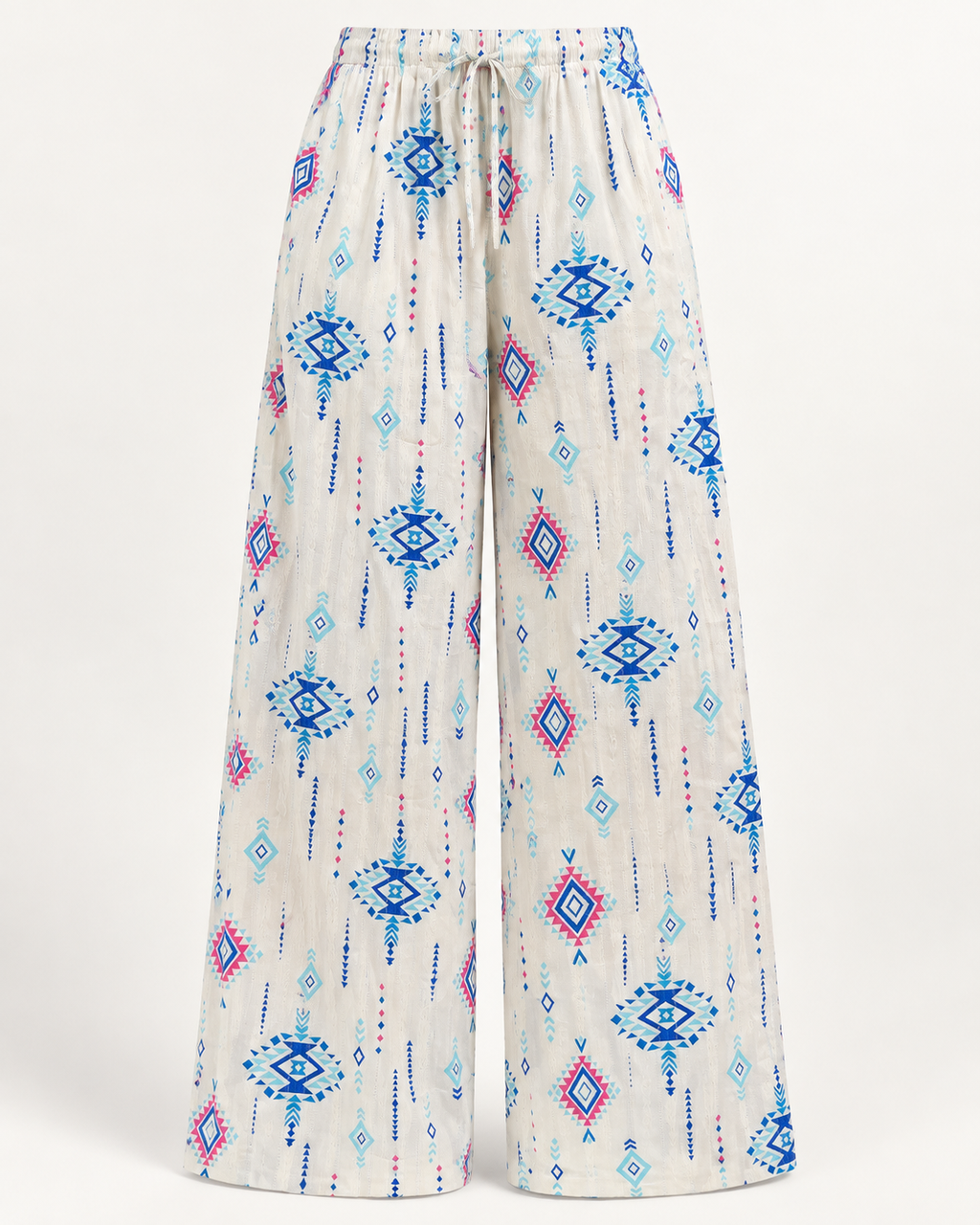 Calças palazzo brancas com estampado ikat azul e rosa, peça vista de frente sem modelo