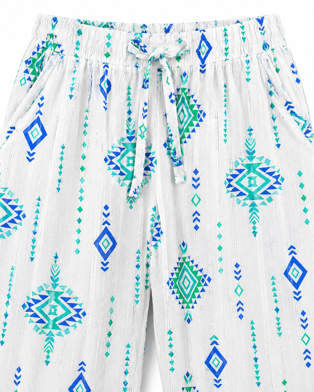 Detalhe do cós elástico com cordão, bolso lateral e estampado ikat verde sobre fundo branco