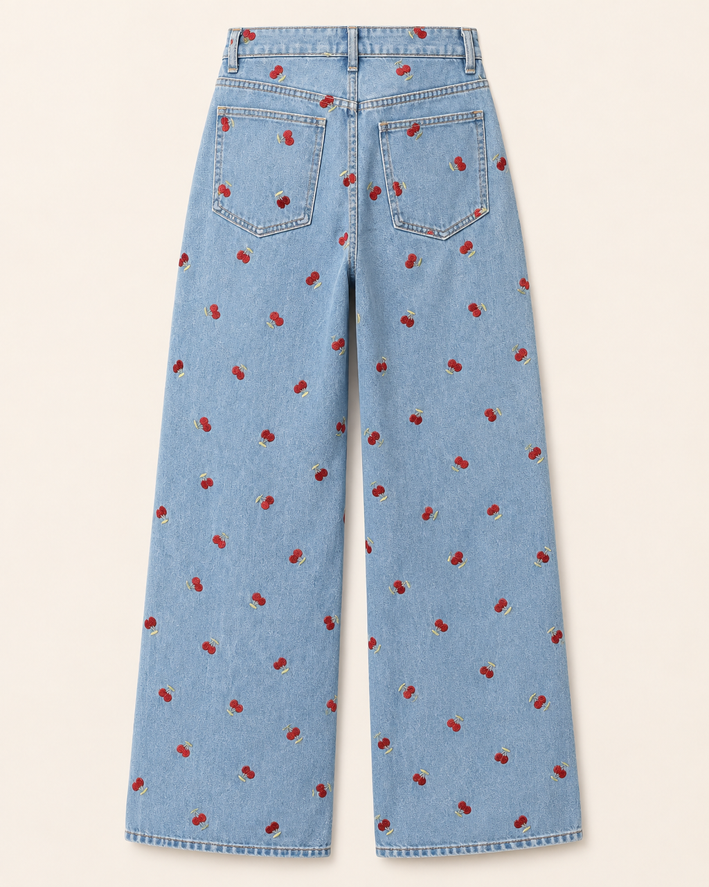 Jeans azul-claro com cerejas bordadas, vista de costas sem modelo