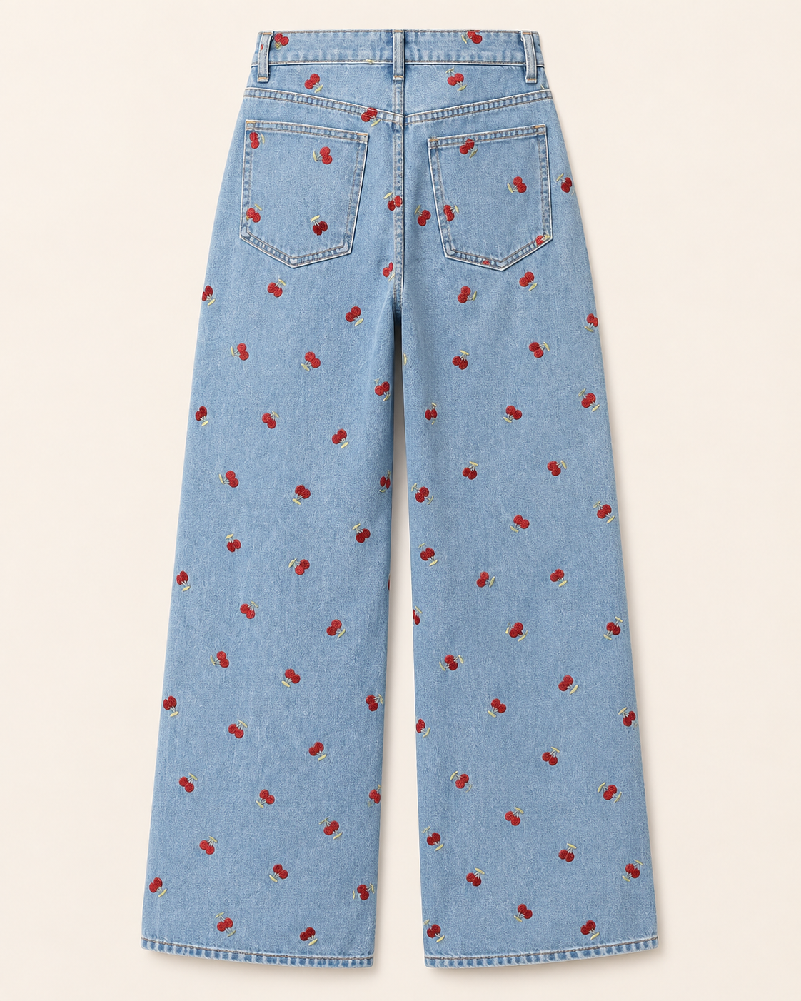 Jeans azul-claro com cerejas bordadas, vista de costas sem modelo