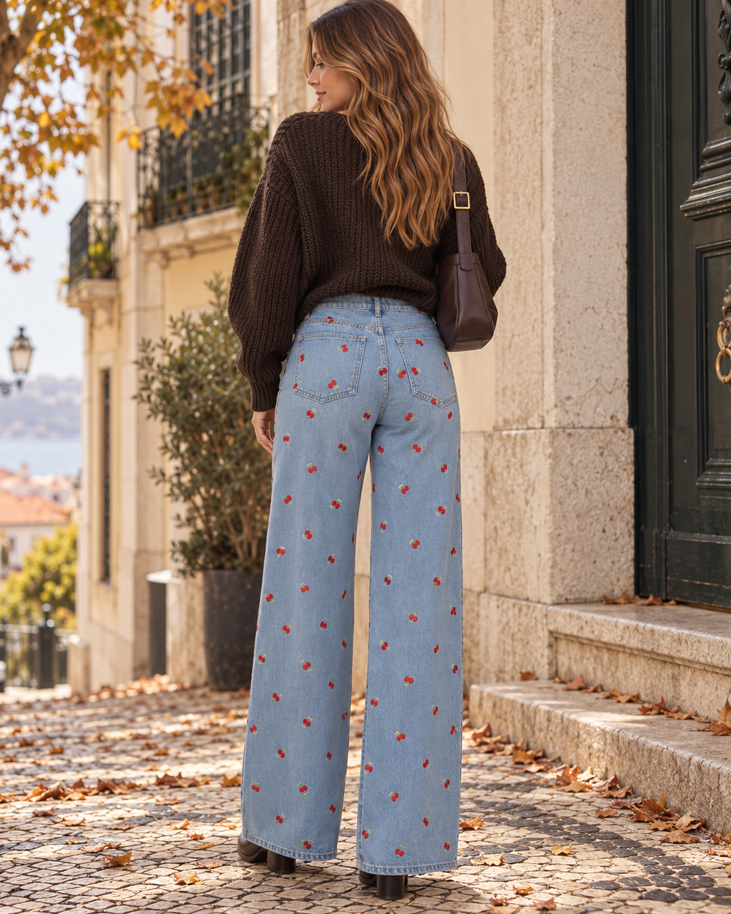 Calças jeans com cerejas bordadas, vista de costas em modelo, perna larga