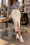 Saia midi denim off-white JS Millennium com racha frontal, look de escritório com ténis