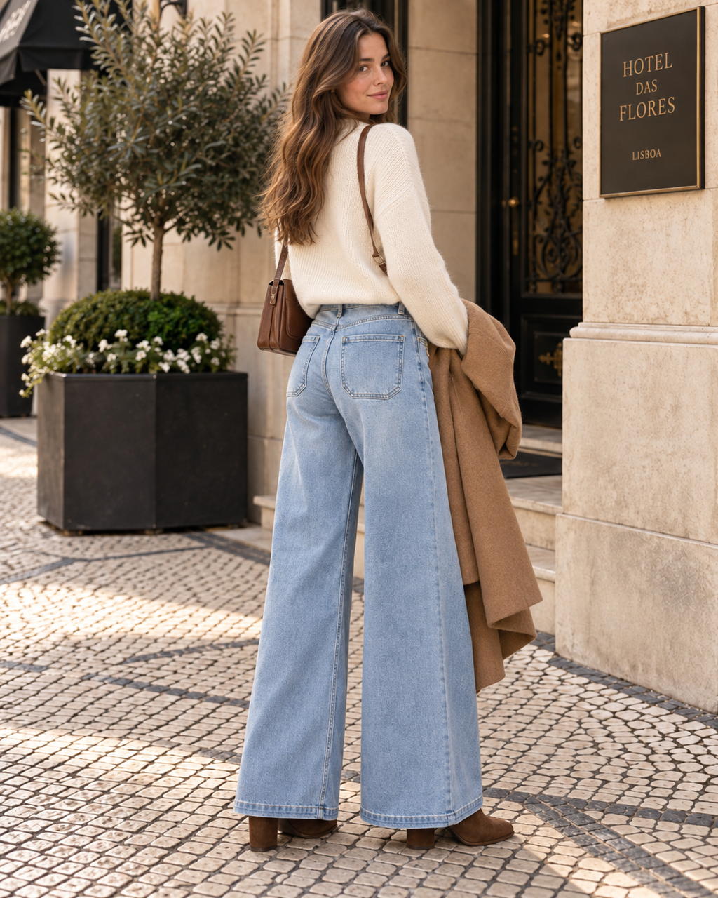 Calças de ganga azul-clara Maison Onado H4542-N vistas de costas, bolsos traseiros lisos e look outono-inverno