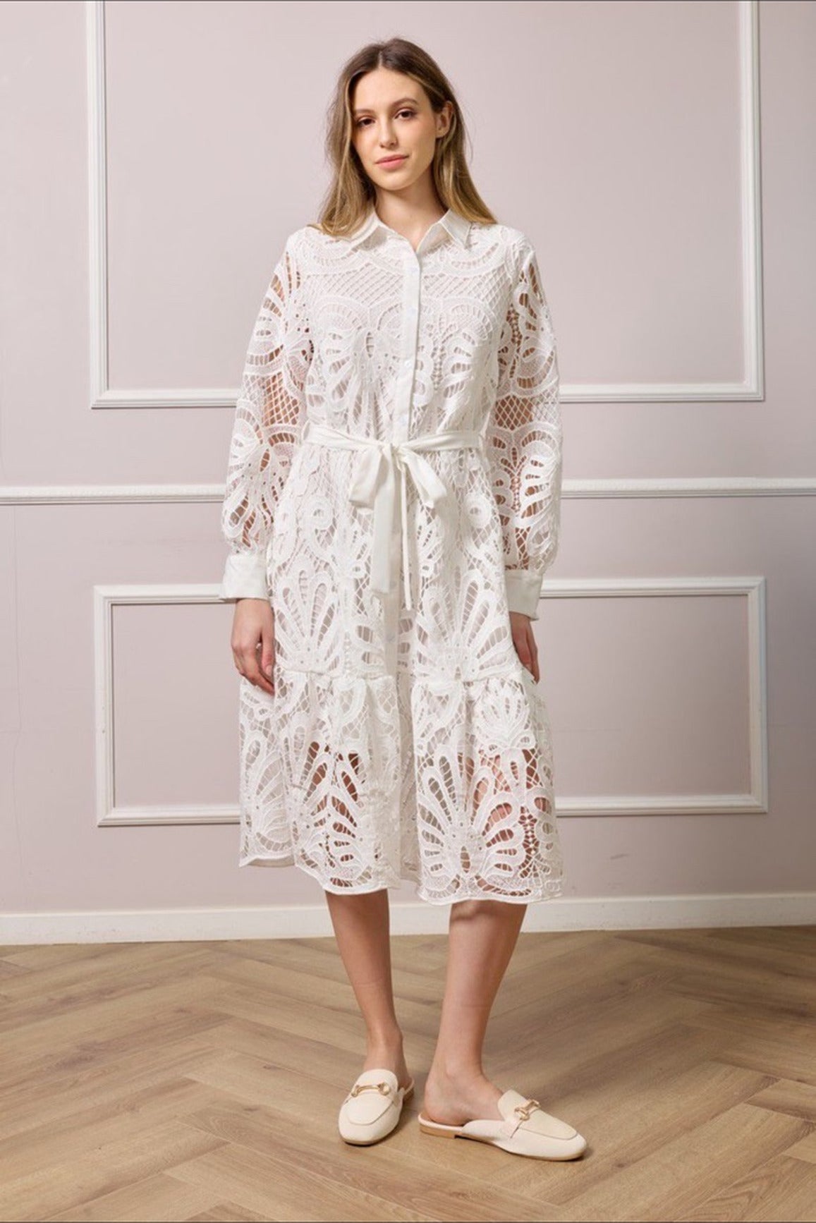 Vestido midi clássico em renda guipure branco, manga comprida e faixa na cintura — So Sweet