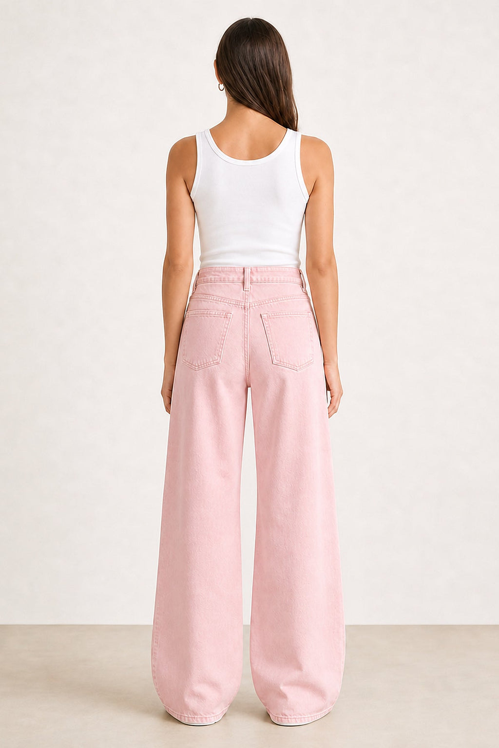 Calças wide leg em ganga rosa pastel, vista de costas com bolsos traseiros