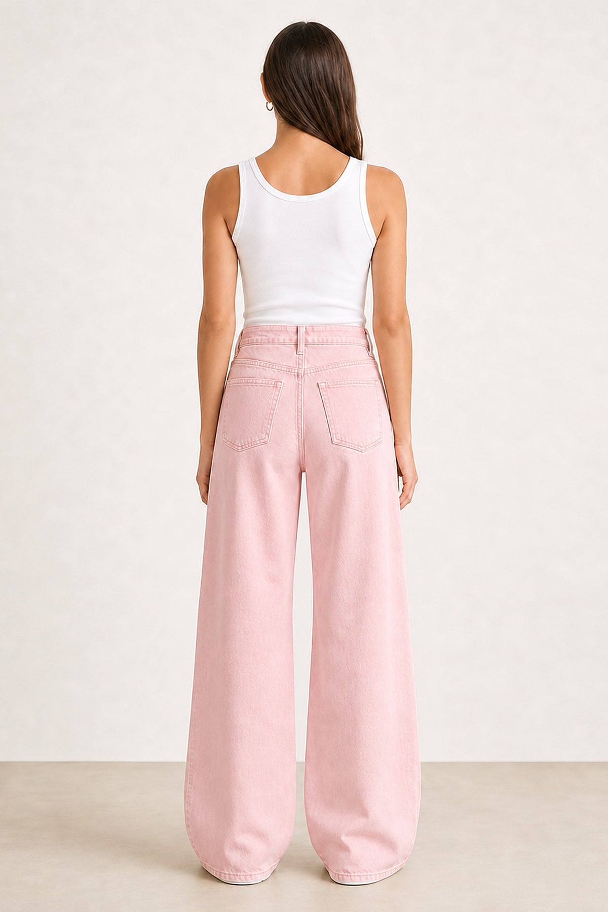 Calças wide leg em ganga rosa pastel, vista de costas com bolsos traseiros