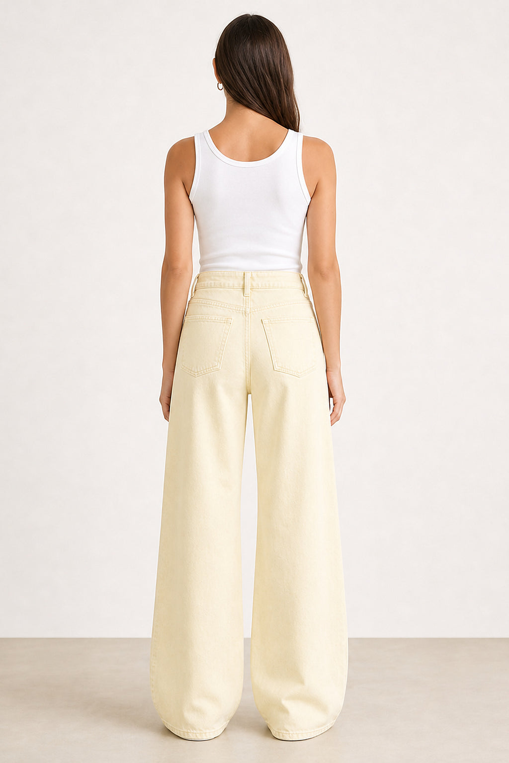 Calças wide leg em ganga amarelo manteiga W09632, vista de costas com bolsos traseiros
