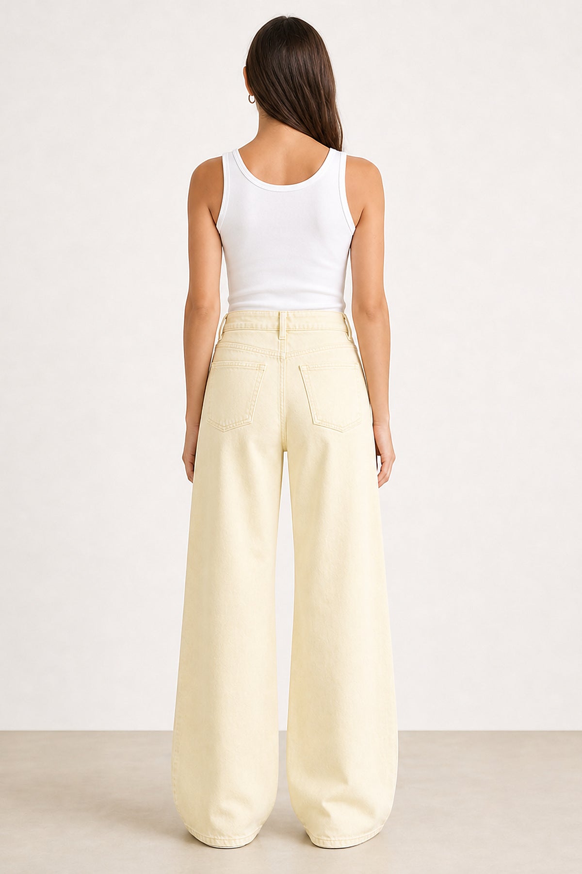 Calças wide leg em ganga amarelo manteiga W09632, vista de costas com bolsos traseiros